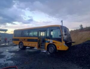 Incêndio em ônibus escolar gera pânico em Pouso Redondo