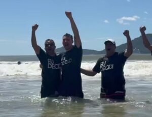 Video: Jair Renan (PL) foi batizado na Praia Central de BC