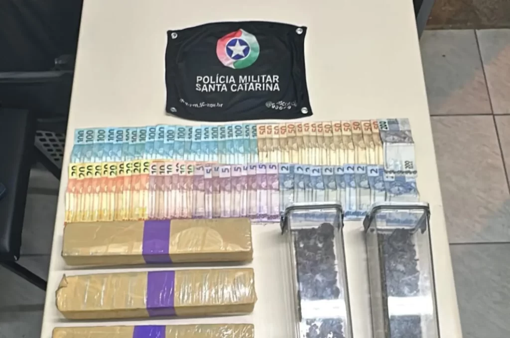 Itens apreendidos com um jovem preso em Criciúma