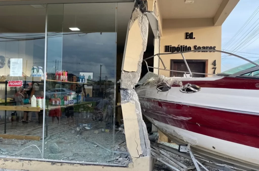 Lancha de 28 pés danificada após colidir com prédio comercial em Araranguá