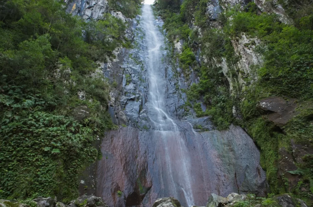 Paisagem de Lauro Müller, evidenciando pontos turísticos e a natureza local.