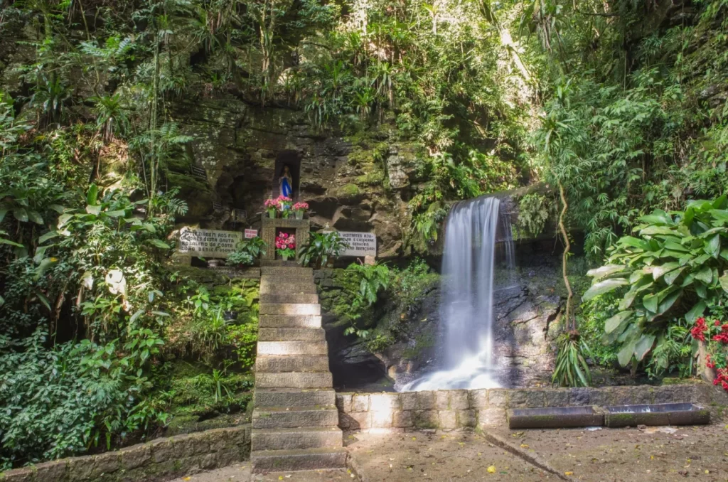 Paisagem de Lauro Müller, evidenciando pontos turísticos e a natureza local.