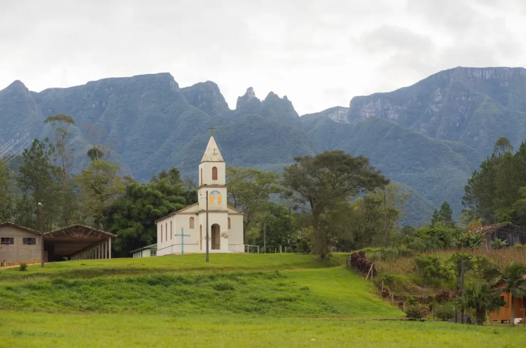 Paisagem de Lauro Müller, evidenciando pontos turísticos e a natureza local.