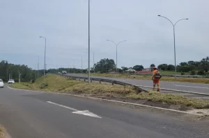 Limpeza avança na Via Rápida, mas lixo preocupa