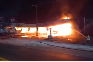 Loja de materiais de construção é destruída por incêndio em Içara