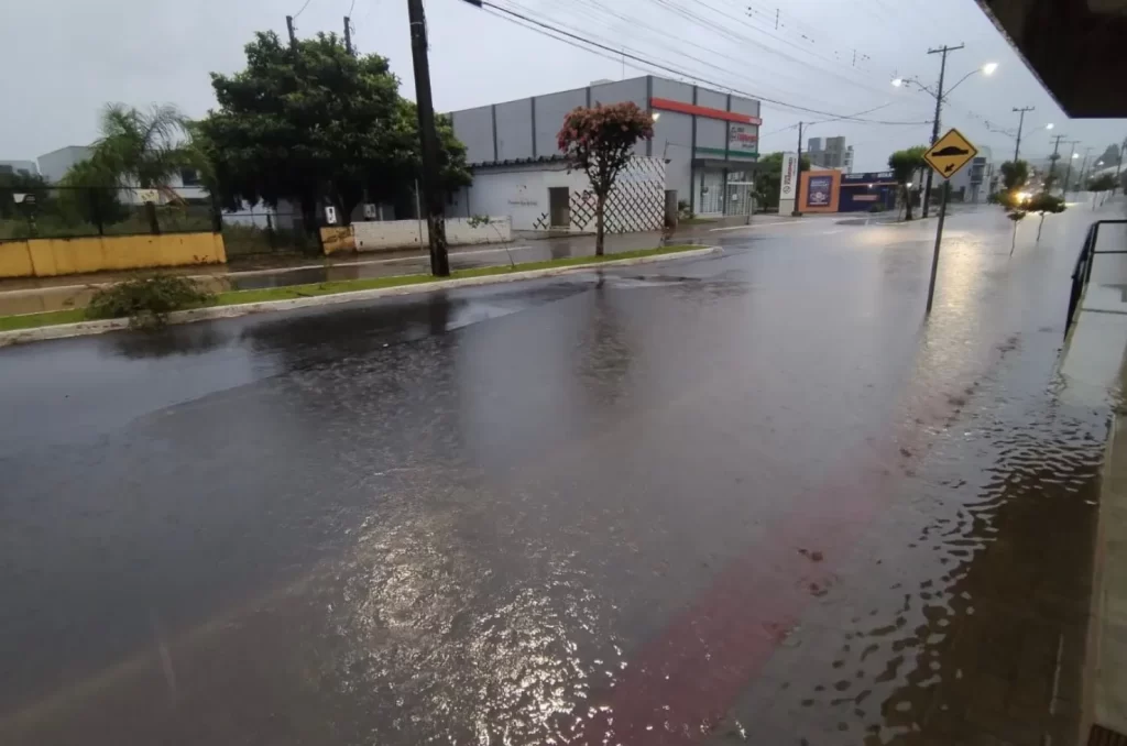 Chuva intensa em Santa Catarina causa alagamentos e deslizamentos, afetando diversas cidades e milhares de pessoas