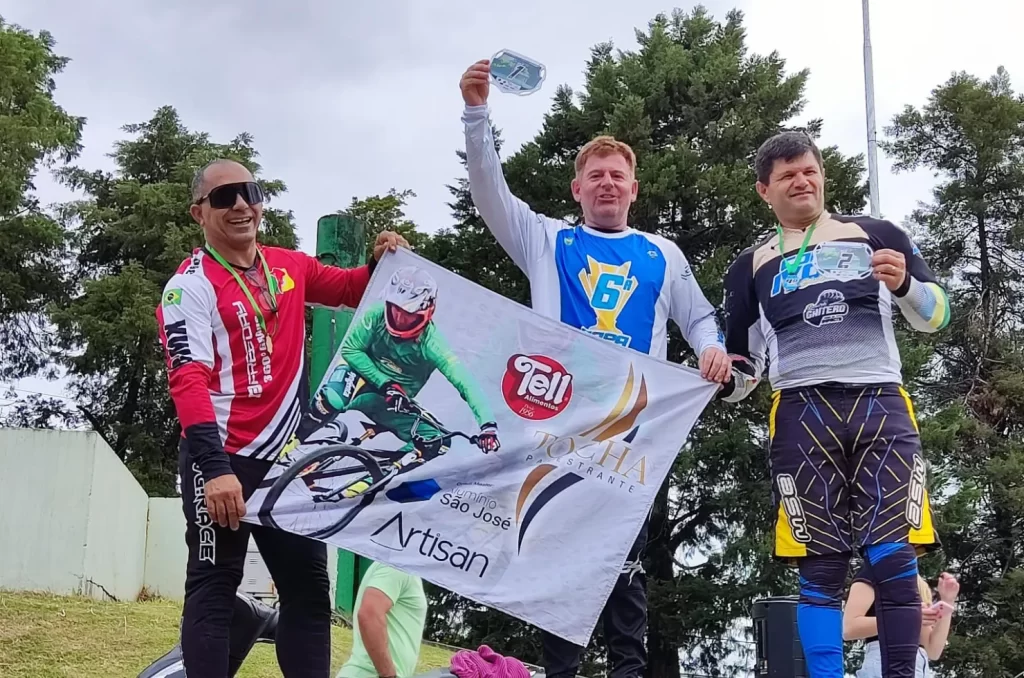 Marco Aurélio 'Tocha' comemorando vitória na Copa Ivoti de Bicicross 2024, na Pista de Bicicross Júlio Schneider