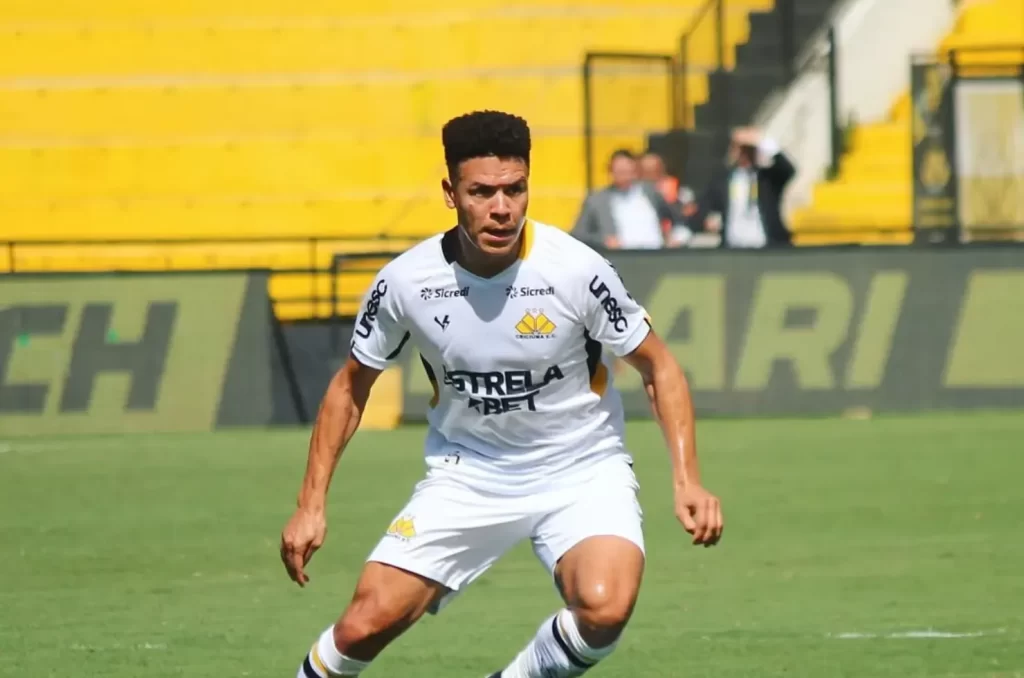 Marquinhos Gabriel disputando partida pelo Criciúma