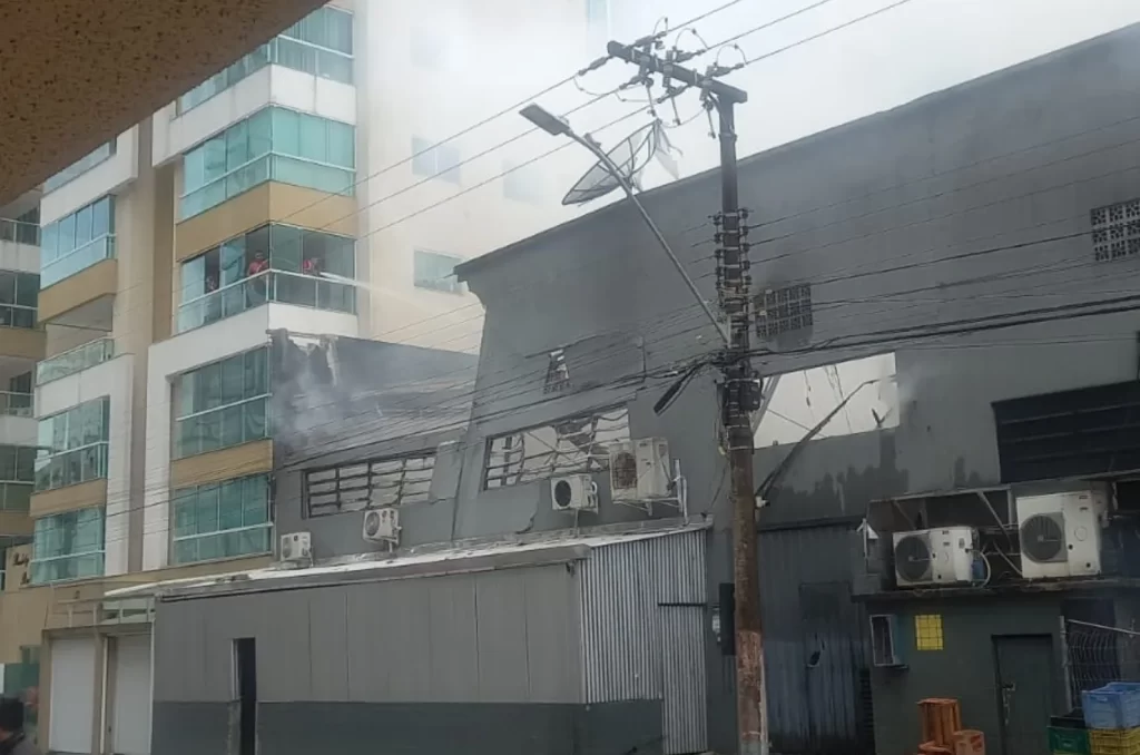 Incêndio em mercado mobiliza bombeiros em Itapema