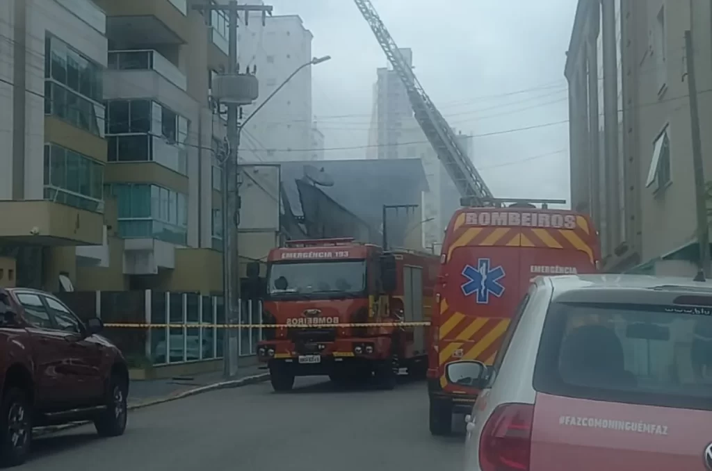 Incêndio em mercado mobiliza bombeiros em Itapema