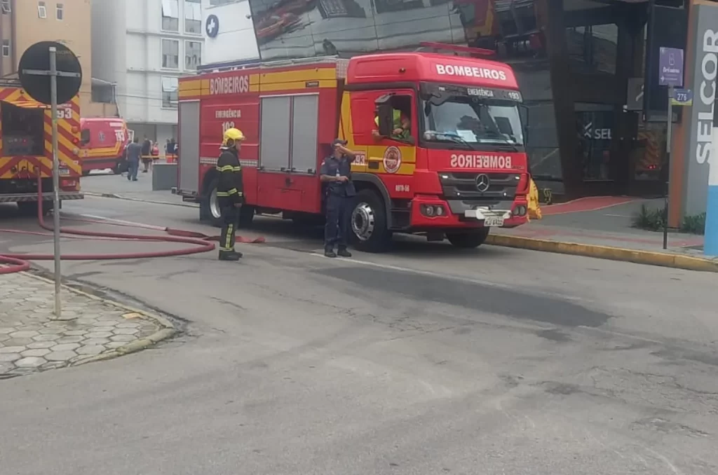 Incêndio em mercado mobiliza bombeiros em Itapema