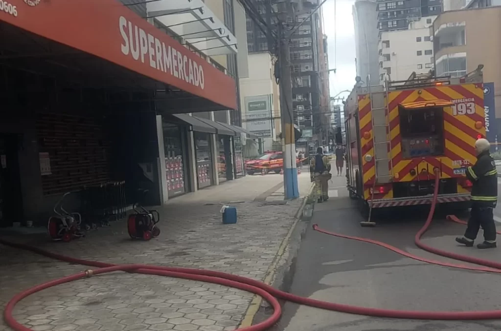 Incêndio em mercado mobiliza bombeiros em Itapema