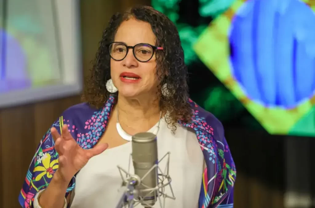 Ministra confirma curso de programação para estudantes em Criciúma