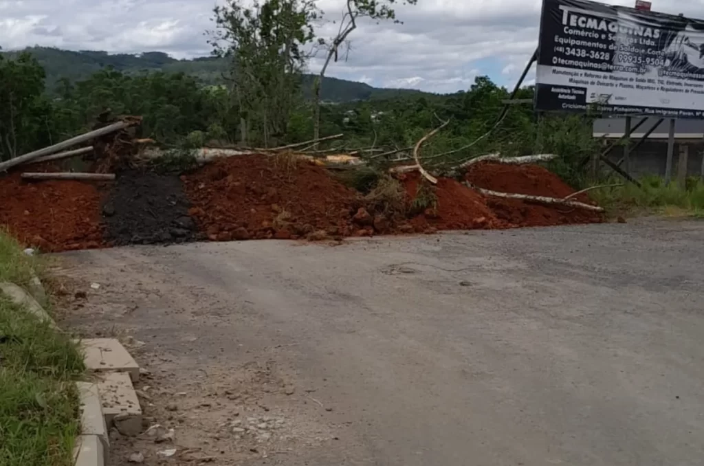 Rua bloqueada por moradores na Comunidade de Nossa Senhora do Carmo