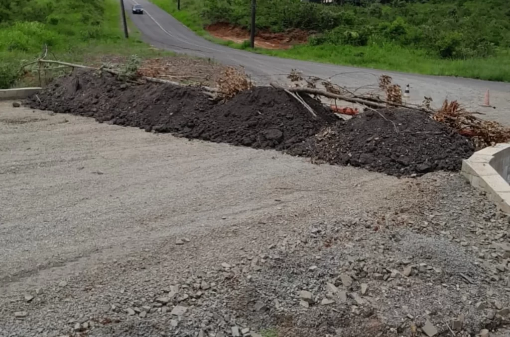 Rua bloqueada por moradores na Comunidade de Nossa Senhora do Carmo