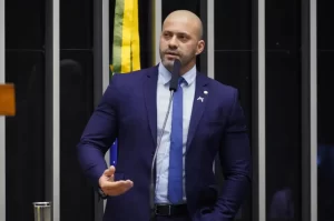 Moraes rejeita álibi e mantém prisão de Silveira
