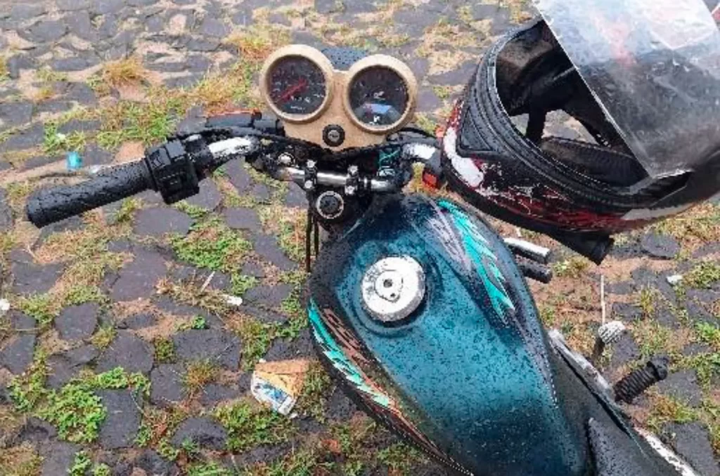 Motocicleta furtada e recuperada pela Polícia Militar no Centro de Sombrio