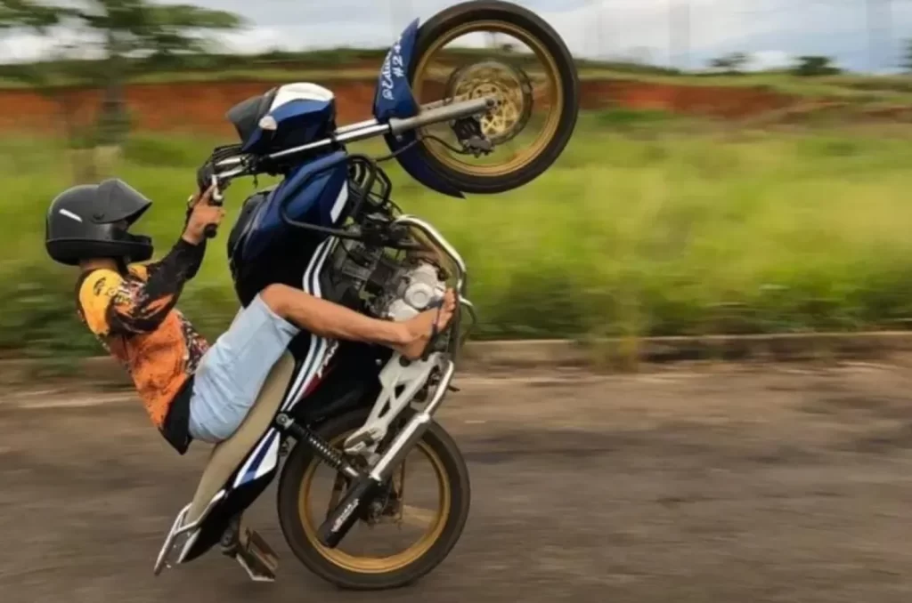 Motociclista é detido fazendo racha em Criciúma