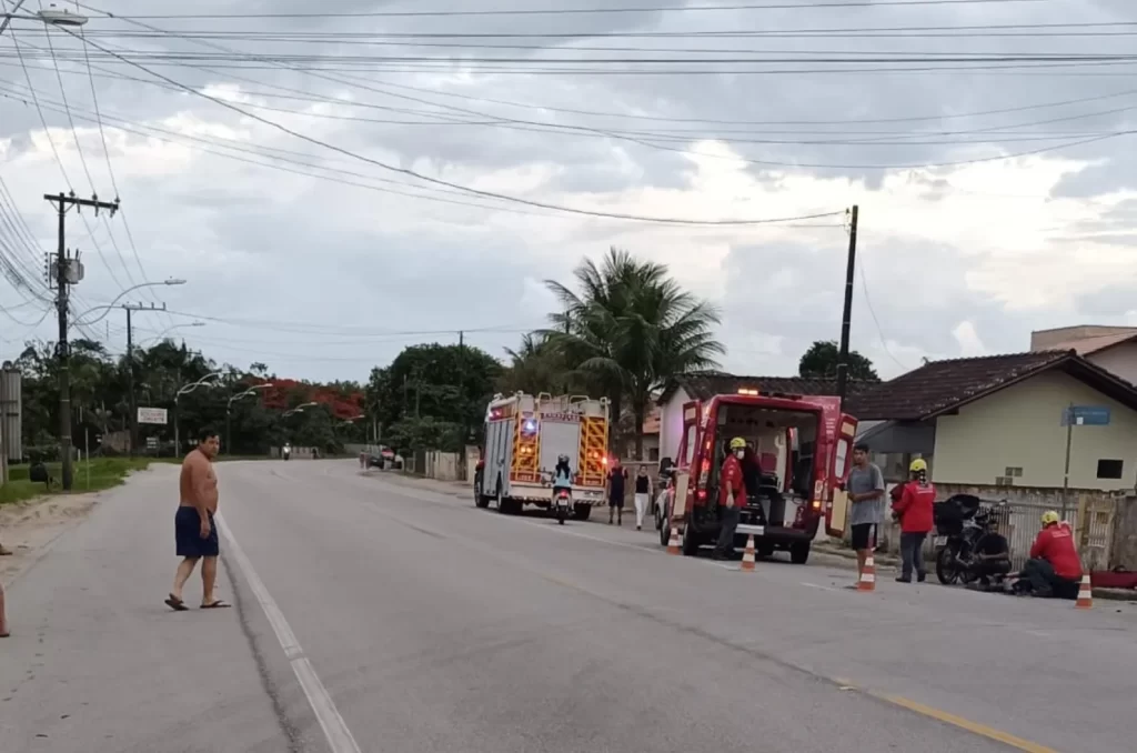 Acidente de trânsito entre carro e motocicleta em Ilhota, com atendimento de Bombeiros Voluntários e PMRv