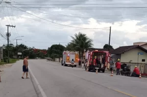 [VÍDEO] Colisão em Ilhota: Motociclista voa e sai andando
