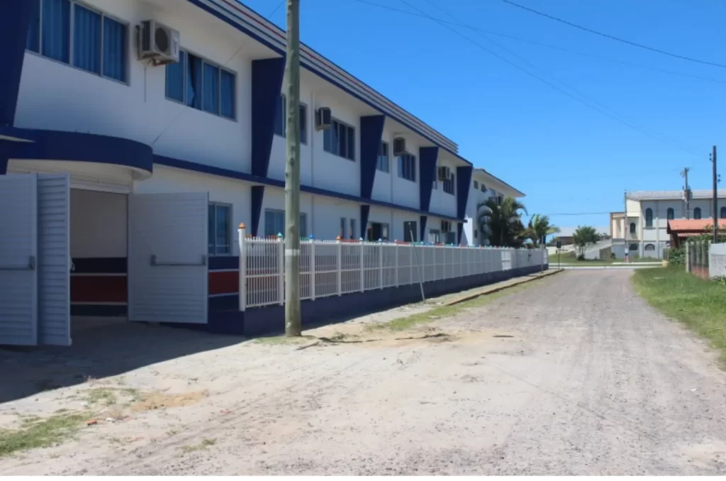 Motorista bate em muro de escola e foge abandonando carro