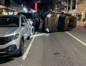 Motorista capota caminhonete de mais de meio milhão em BC