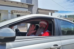 Motorista de Criciúma vira Uber Noel e encanta passageiros