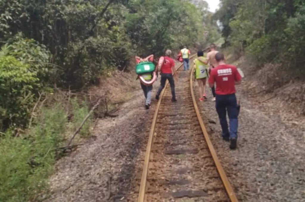 Bombeiros resgatando mulher que caiu de uma ponte em Araquari