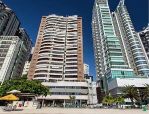 Mulher cai de prédio ao gravar vídeos em BC