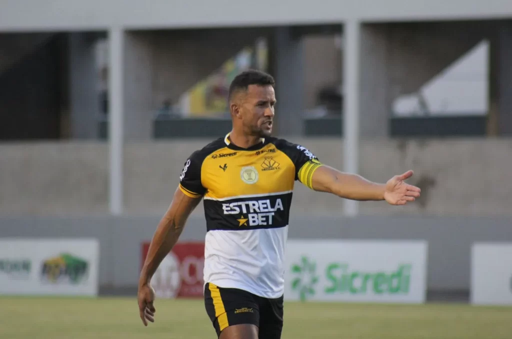Zagueiro do Criciúma, Rodrigo, durante uma partida pelo clube