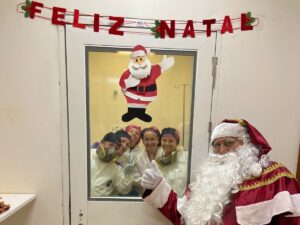 Papai Noel leva esperança e alegria a pacientes do Cepon em SC