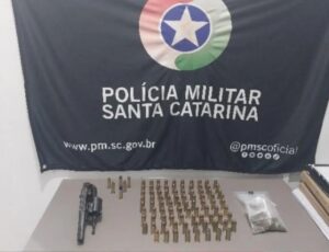 PM apreende munições e drogas em Passos de Torres