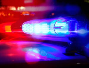 Jovens tentam fugir da polícia e acabam batendo carro em loja
