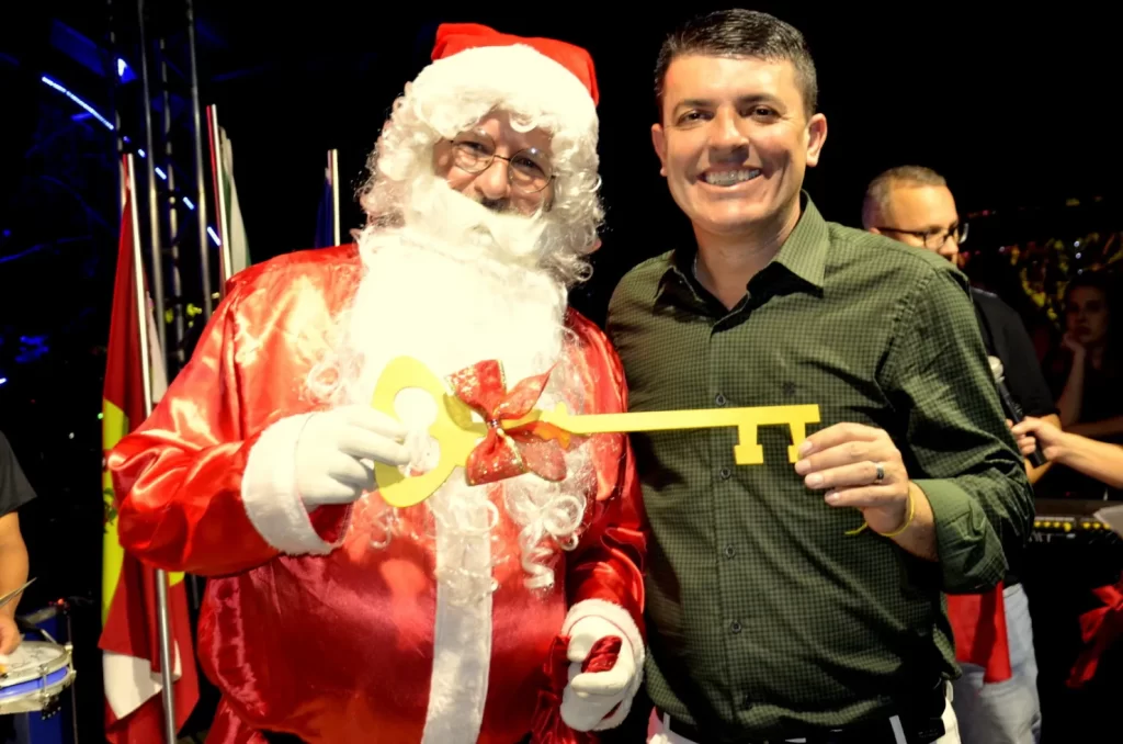 Papai Noel chegando em Siderópolis durante a abertura do "Natal da Esperança