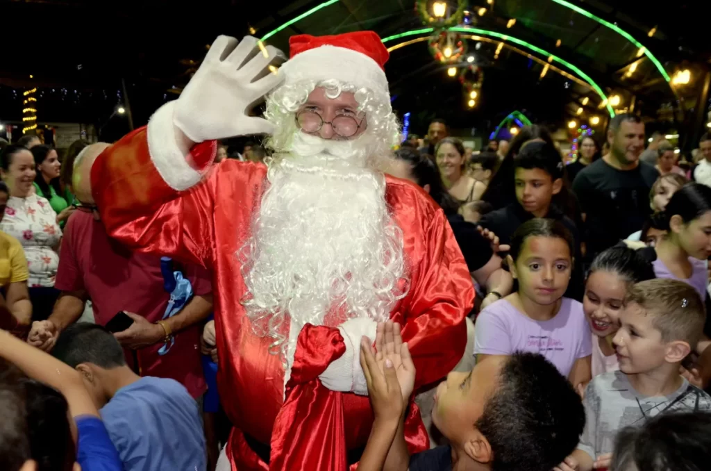 Papai Noel chegando em Siderópolis durante a abertura do "Natal da Esperança