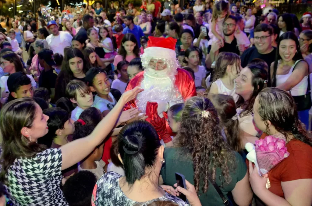 Papai Noel chegando em Siderópolis durante a abertura do "Natal da Esperança