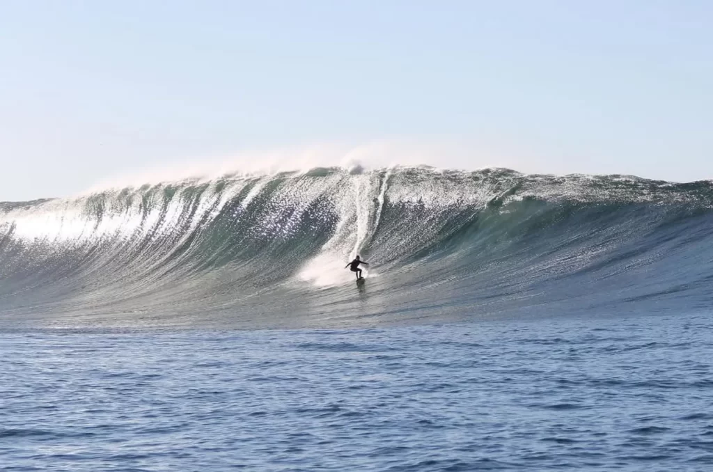 Imagem de um surfista na Laje da Jagua, em Jaguaruna