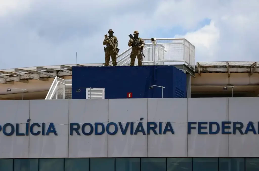 Policiais Rodoviários Federais em prontidão