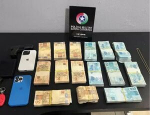 Polícia prende dupla com R$ 109 mil em dinheiro