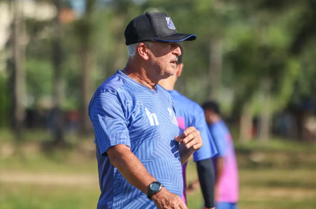 Preparador Físico Sérgio Dória durante treino do Caravaggio