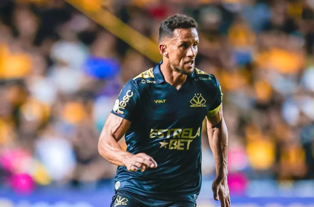 Zagueiro Rodrigo durante partida pelo Criciúma