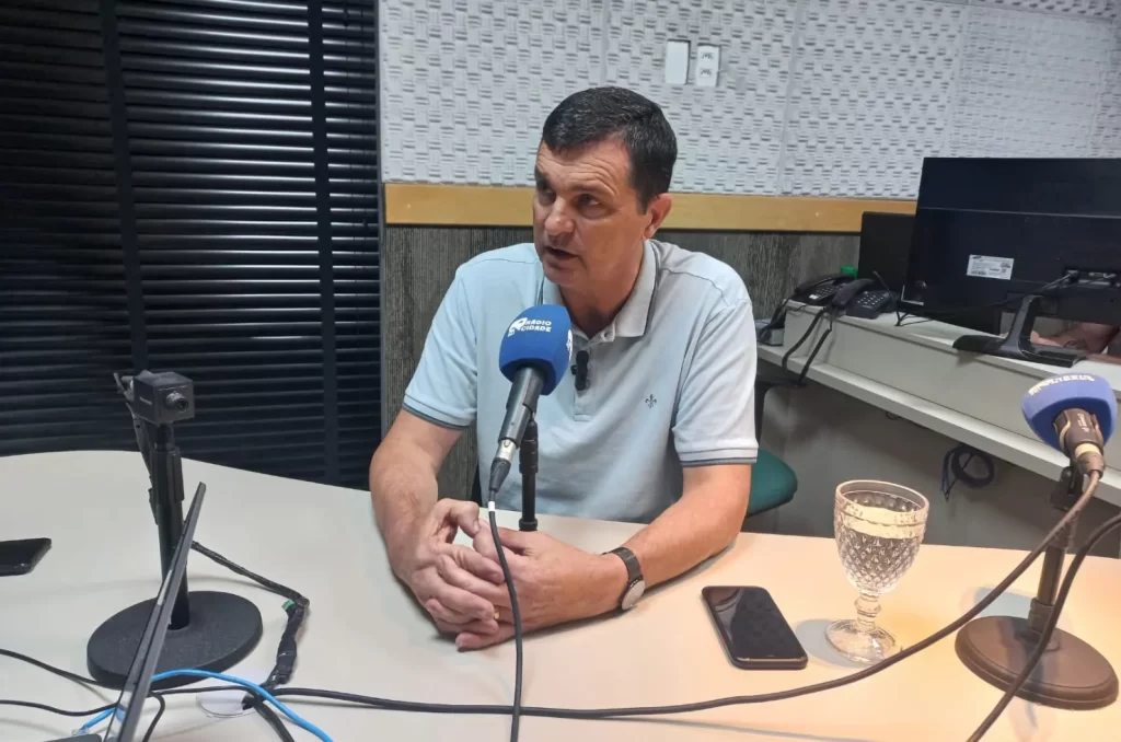 Prefeito de Morro da Fumaça, Noi Coral, durante entrevista à Rádio Cidade em Dia
