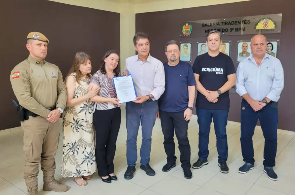 O prefeito Clésio Salvaro sancionou a lei que homenageia o Sargento Davi Appel, morto em serviço, nomeando uma rua de Criciúma. A homenagem foi proposta pelo 9° BPM e aprovada pela Câmara