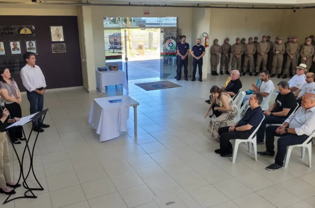 O prefeito Clésio Salvaro sancionou a lei que homenageia o Sargento Davi Appel, morto em serviço, nomeando uma rua de Criciúma. A homenagem foi proposta pelo 9° BPM e aprovada pela Câmara
