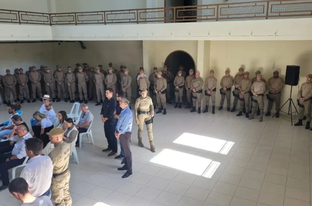 O prefeito Clésio Salvaro sancionou a lei que homenageia o Sargento Davi Appel, morto em serviço, nomeando uma rua de Criciúma. A homenagem foi proposta pelo 9° BPM e aprovada pela Câmara