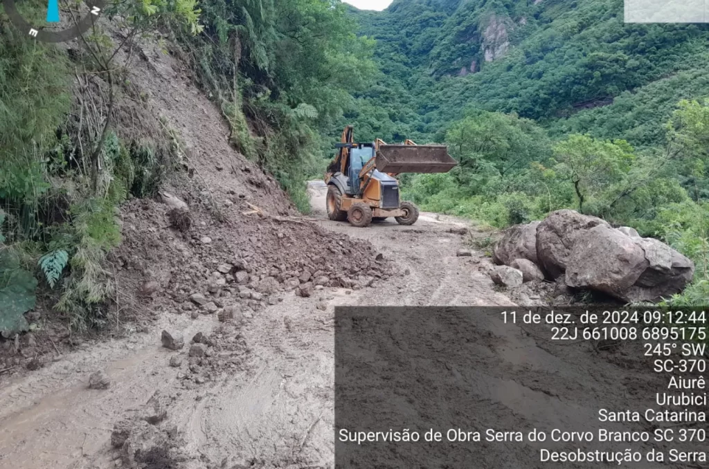 Obras de limpeza e manutenção na Serra do Corvo Branco, na SC-370, em trecho entre Urubici e Grão-Pará, com liberação parcial da rodovia