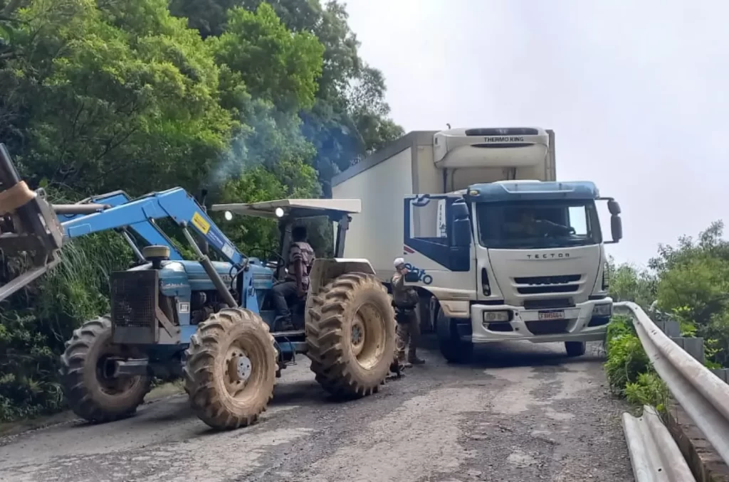 Trator trabalhando na remoção de veículo trancado na Serra do Corvo Branco
