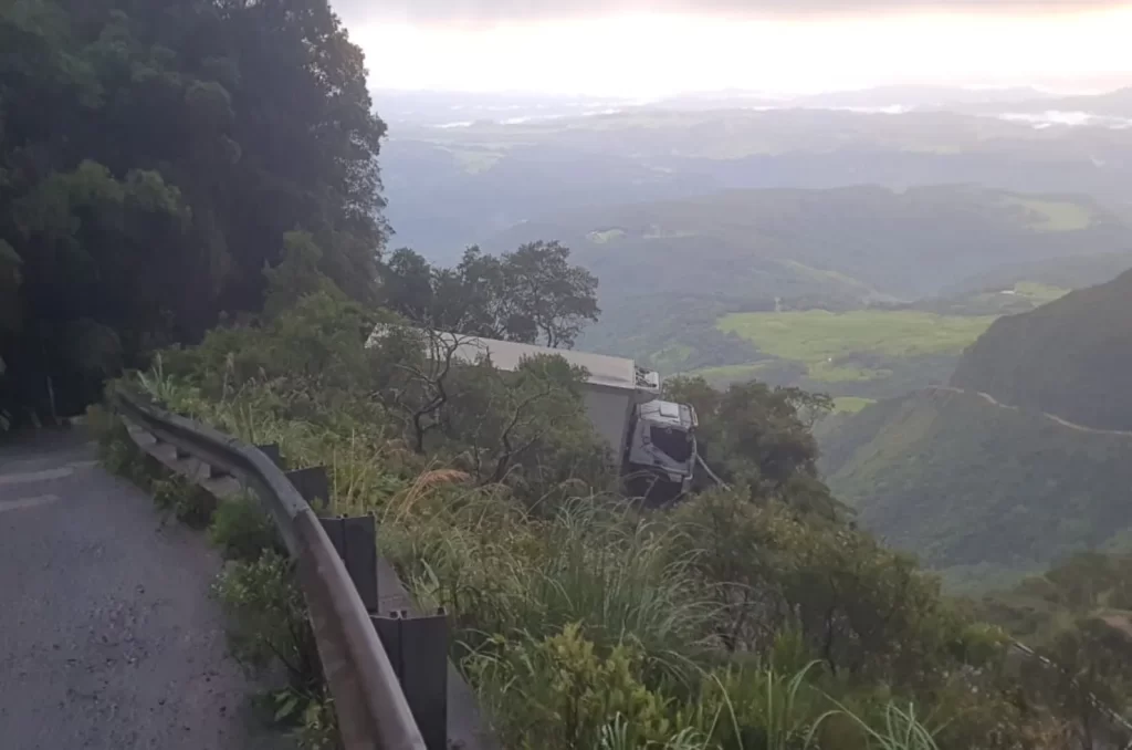 Caminhão tranca trecho da Serra do Corvo Branco