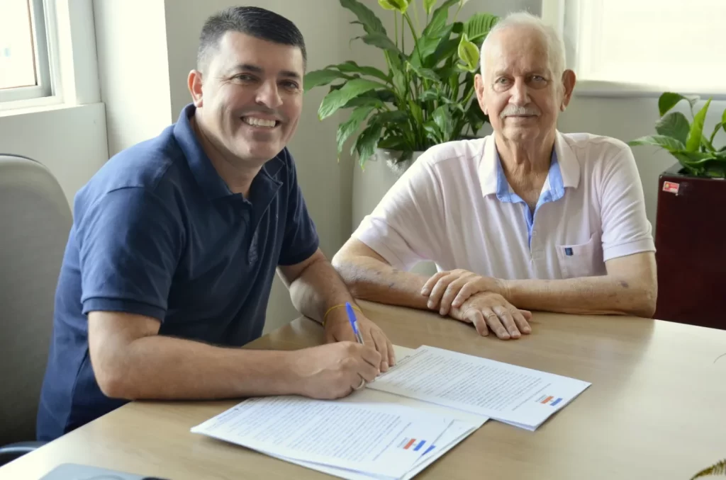 Assinatura da construção da rede elétrica trifásica em Siderópolis