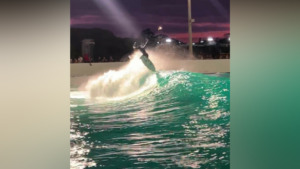 Medina brilha em sessão noturna na Surfland Brasil em Garopaba